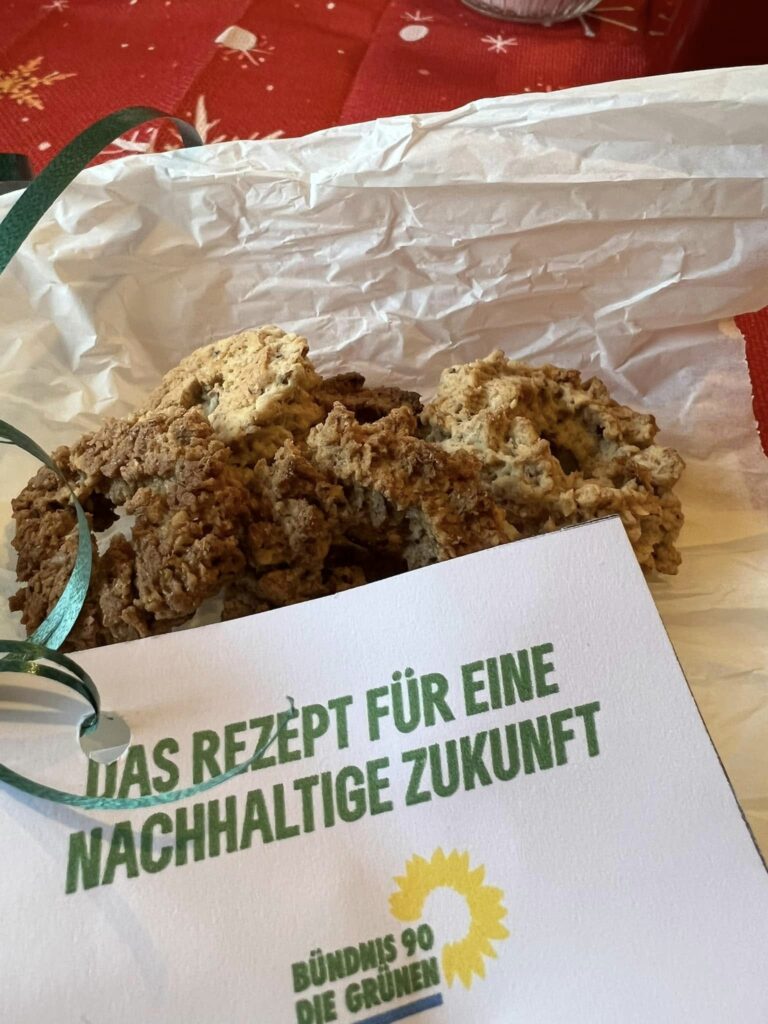 Nikolaus-Aktion: Kekse und gute Gespräche auf dem Wochenmarkt