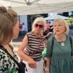 drei menschen die miteinander über grüne themen reden