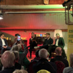 gruppe von menschen bei ienem vortrag