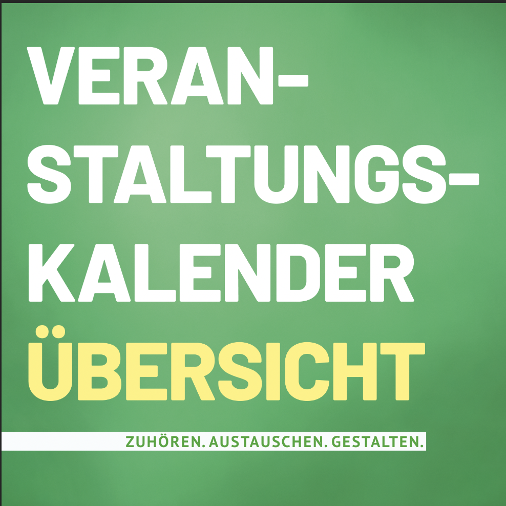 Grünes Plakat mit großem Schriftzug „Veranstaltungskalender Übersicht“. Das Wort „Übersicht“ ist gelb hervorgehoben. Darunter steht der Slogan „Zuhören. Austauschen. Gestalten.“ auf grünem Hintergrund.
