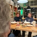 drei menschen bei einem treffen in einem restaurant in papenburg