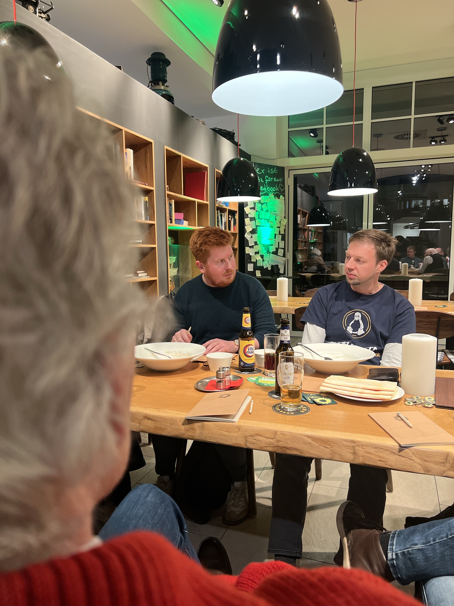 drei menschen bei einem treffen in einem restaurant in papenburg