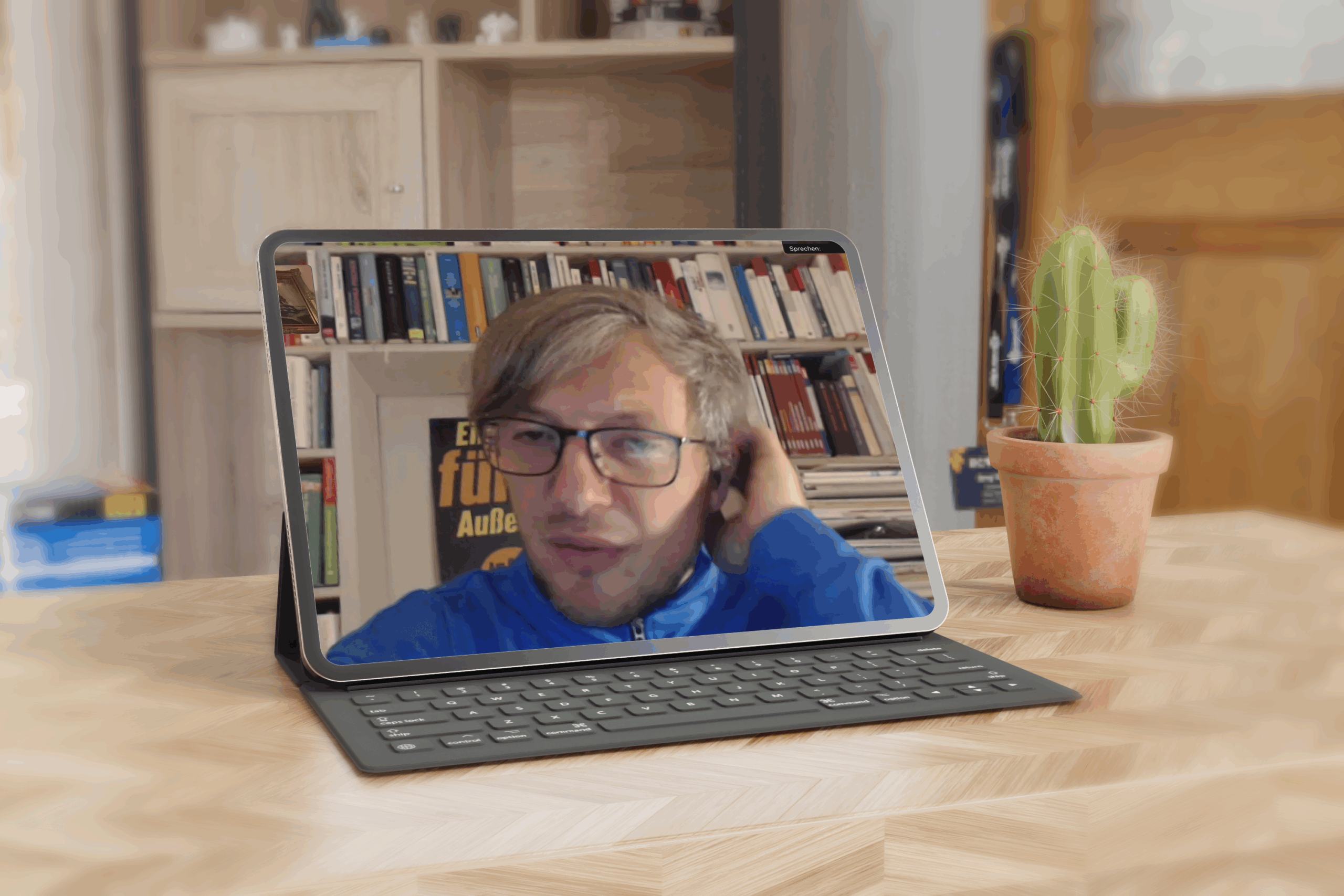 PC Tablett auf einem Schreibtisch mit Michael Lühmann aus dem Niedersächsischen Landtag