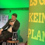 Gerald Geere vor einem Banner in der Alten Drostei in Papenburg