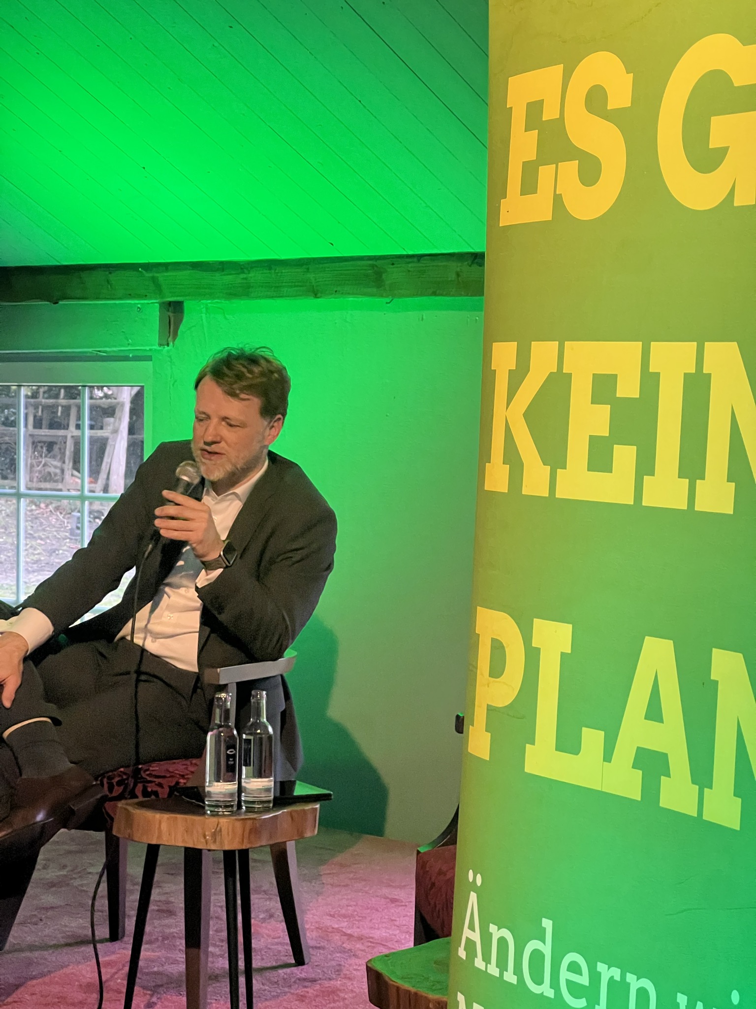 Gerald Geere vor einem Banner in der Alten Drostei in Papenburg